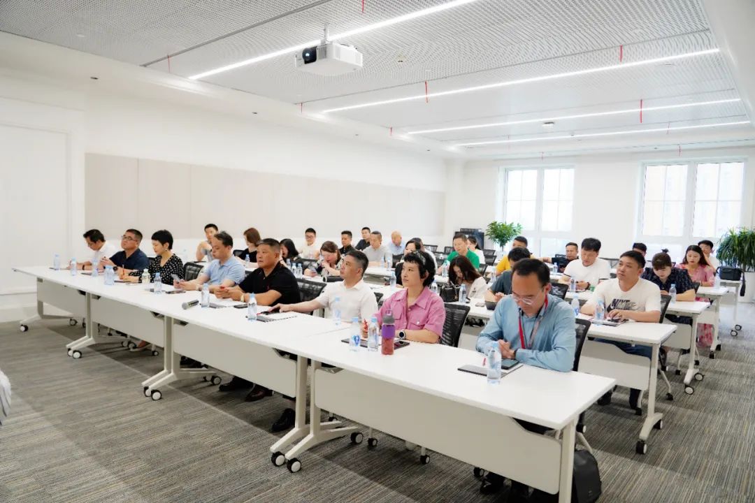 冠科集團董事長楊興國率安徽商會企業家參訪團走進華為蘇州研究所